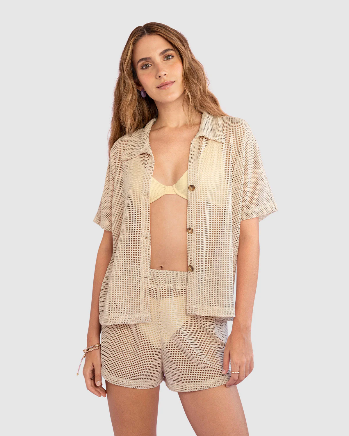 Camiseta en malla con botones tipo carey