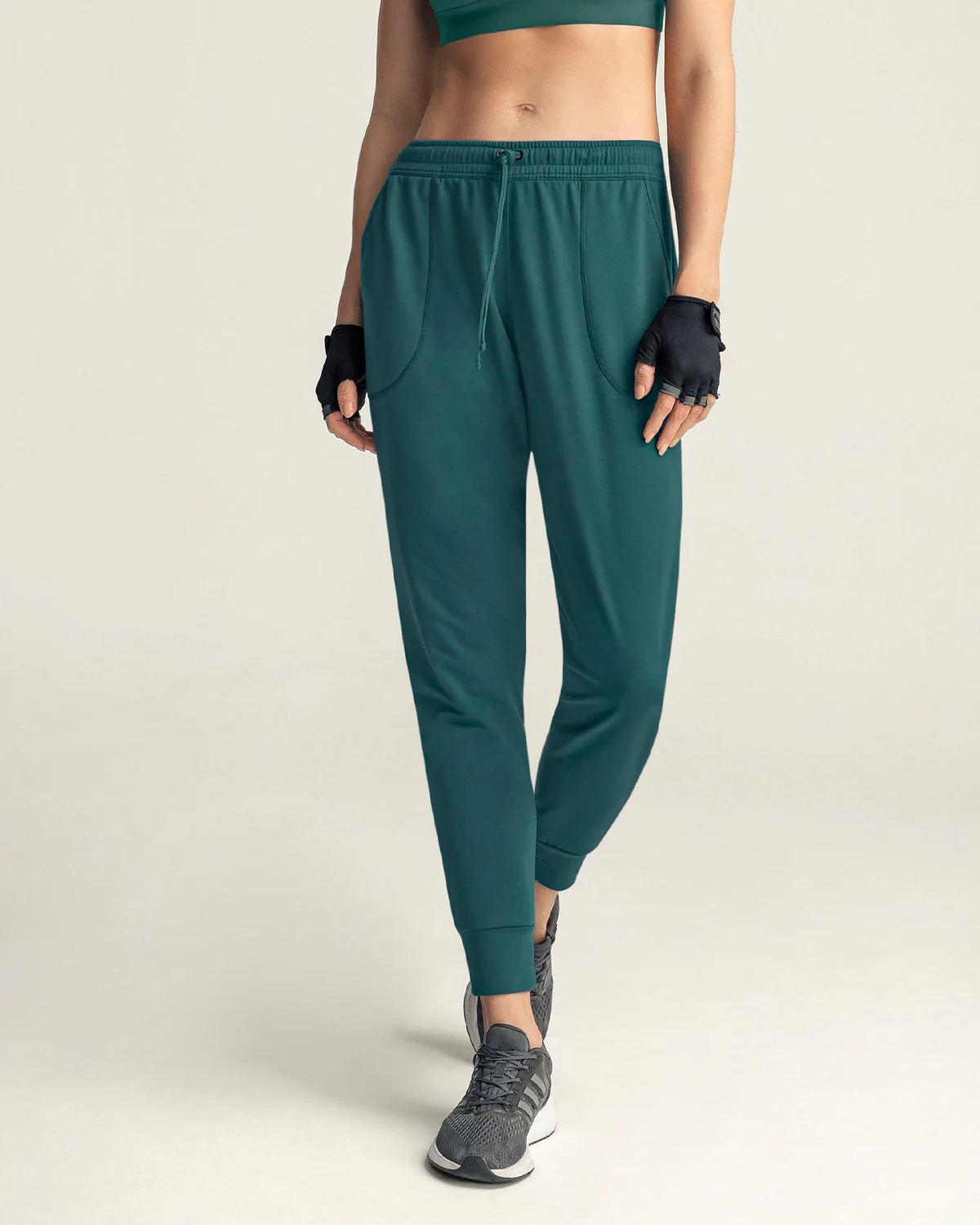 Jogger deportivo de silueta amplia con bolsillos