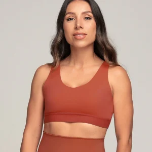 Top deportivo espalda atlética con detalles en tul