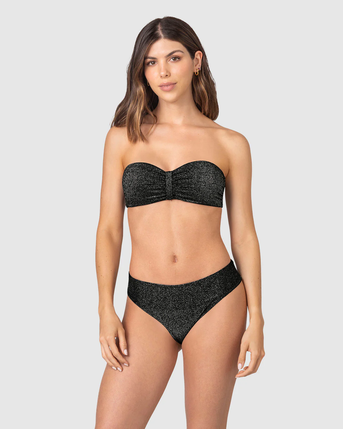Bikini en tela brillante strapless y calz贸n de laterales anchos