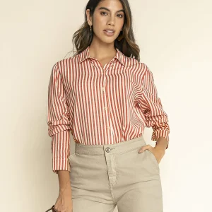 Blusa manga larga con botón funcional y mangas con botón