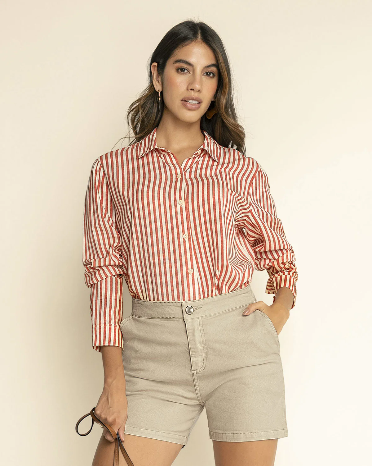 Blusa manga larga con bot贸n funcional y mangas con bot贸n