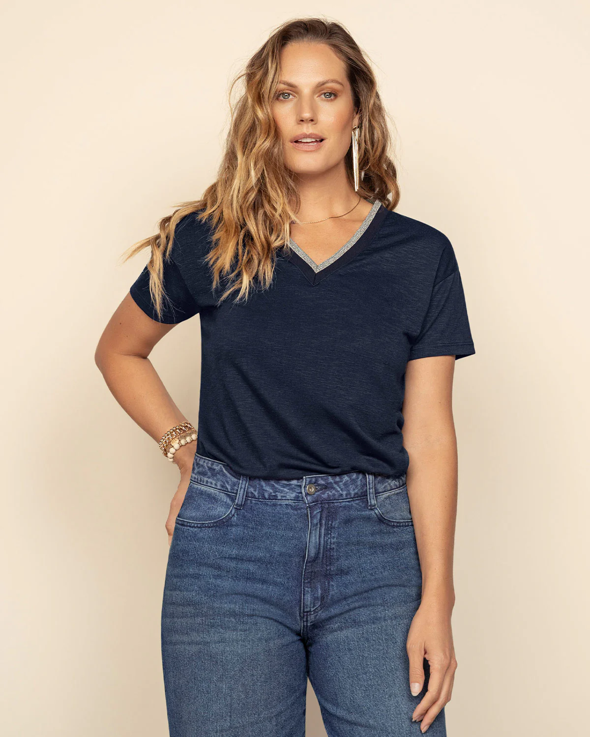 Camiseta manga corta cuello en V en contraste - Imagen 5