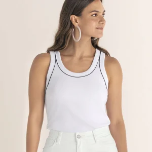 Camiseta manga sisa con detalle en contraste