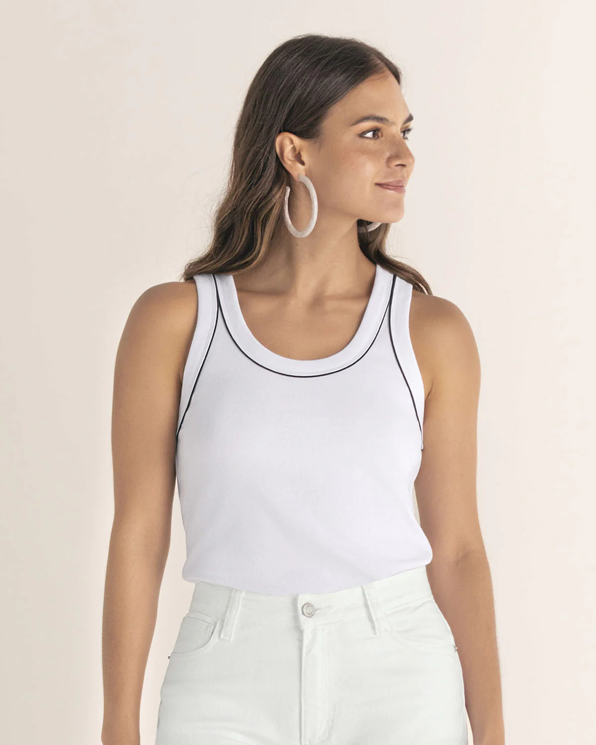 Camiseta manga sisa con detalle en contraste