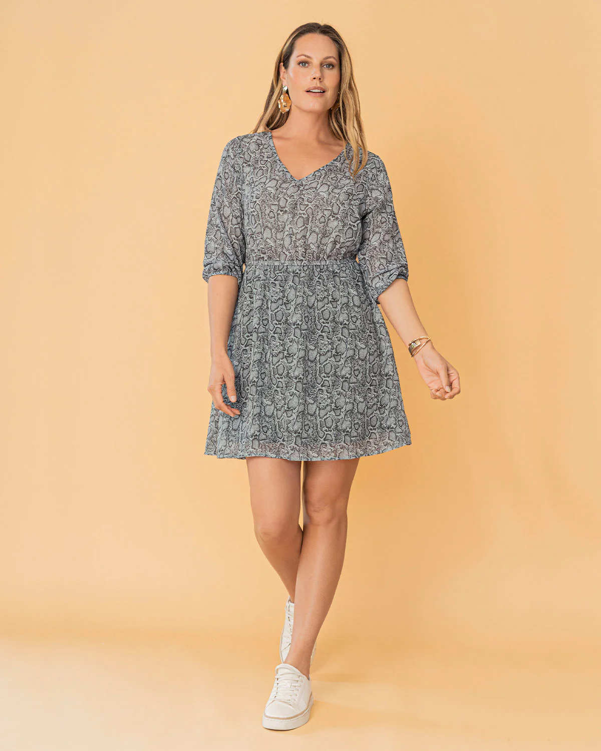 Vestido corto estampado con elástico en mangas y cintura