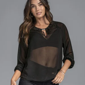 Blusa con abertura y detalle decorativo en frente