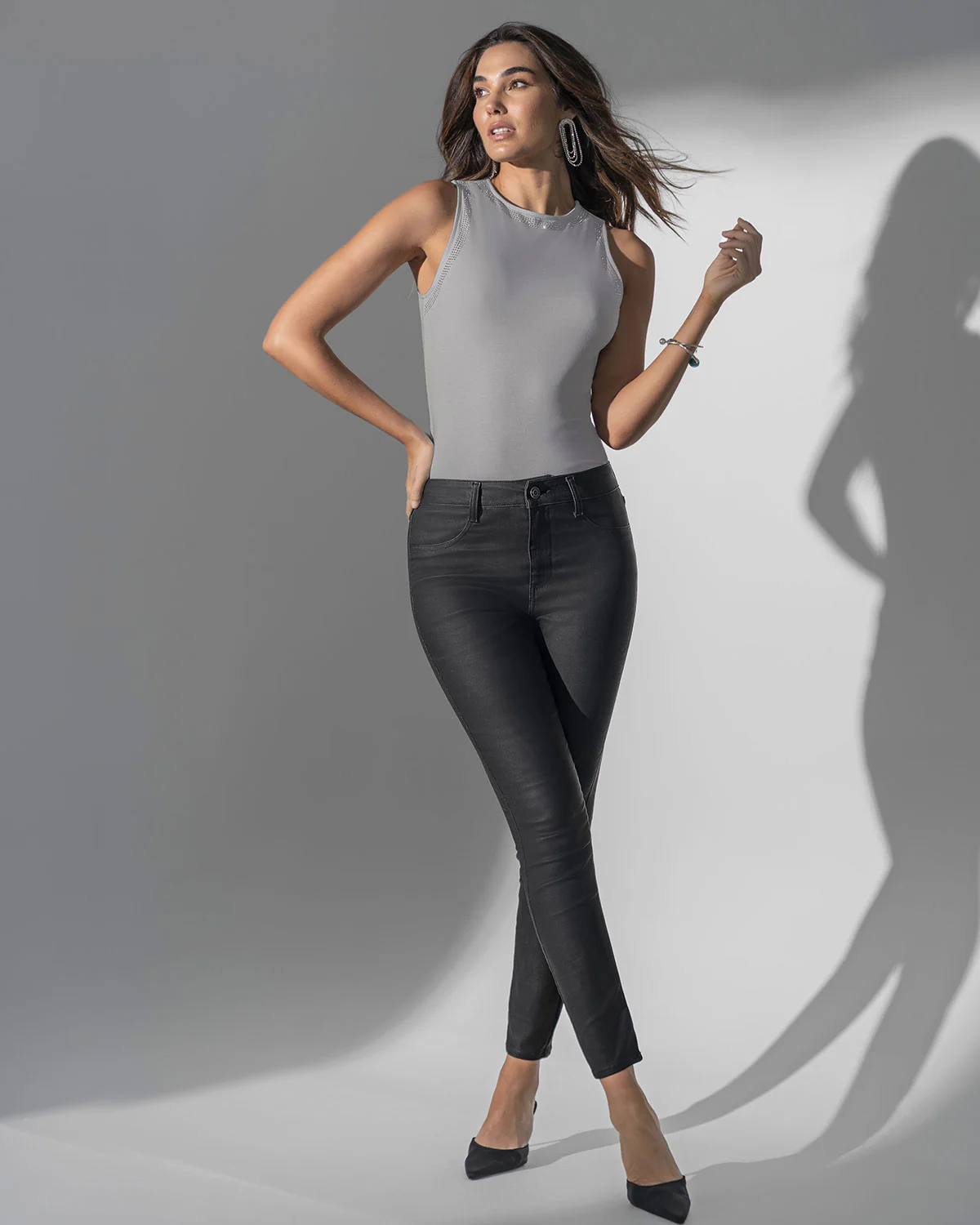 Pantal贸n skinny en tela tipo cuero - Imagen 3