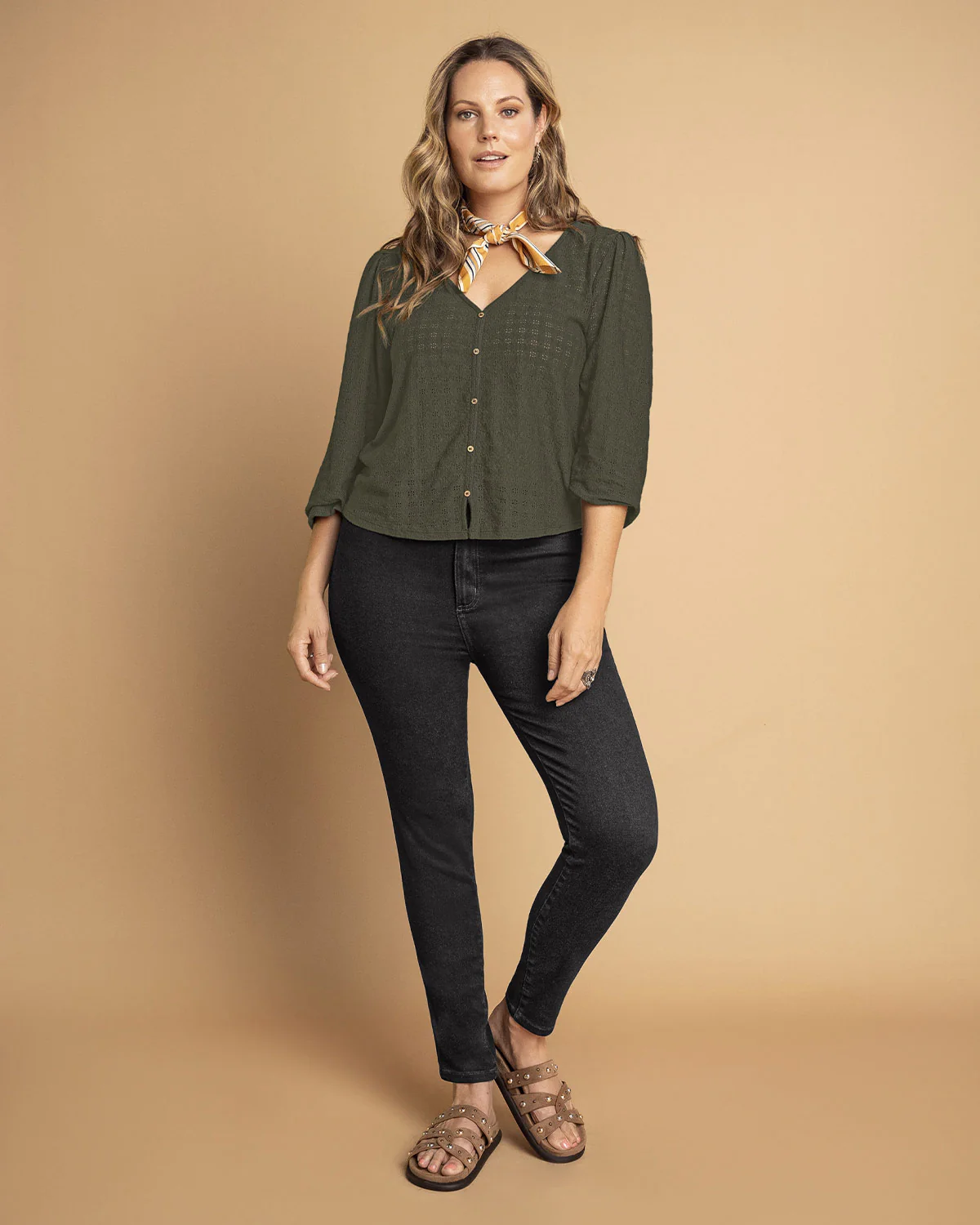 Camiseta manga larga con botones no funcionales en frente - Imagen 3