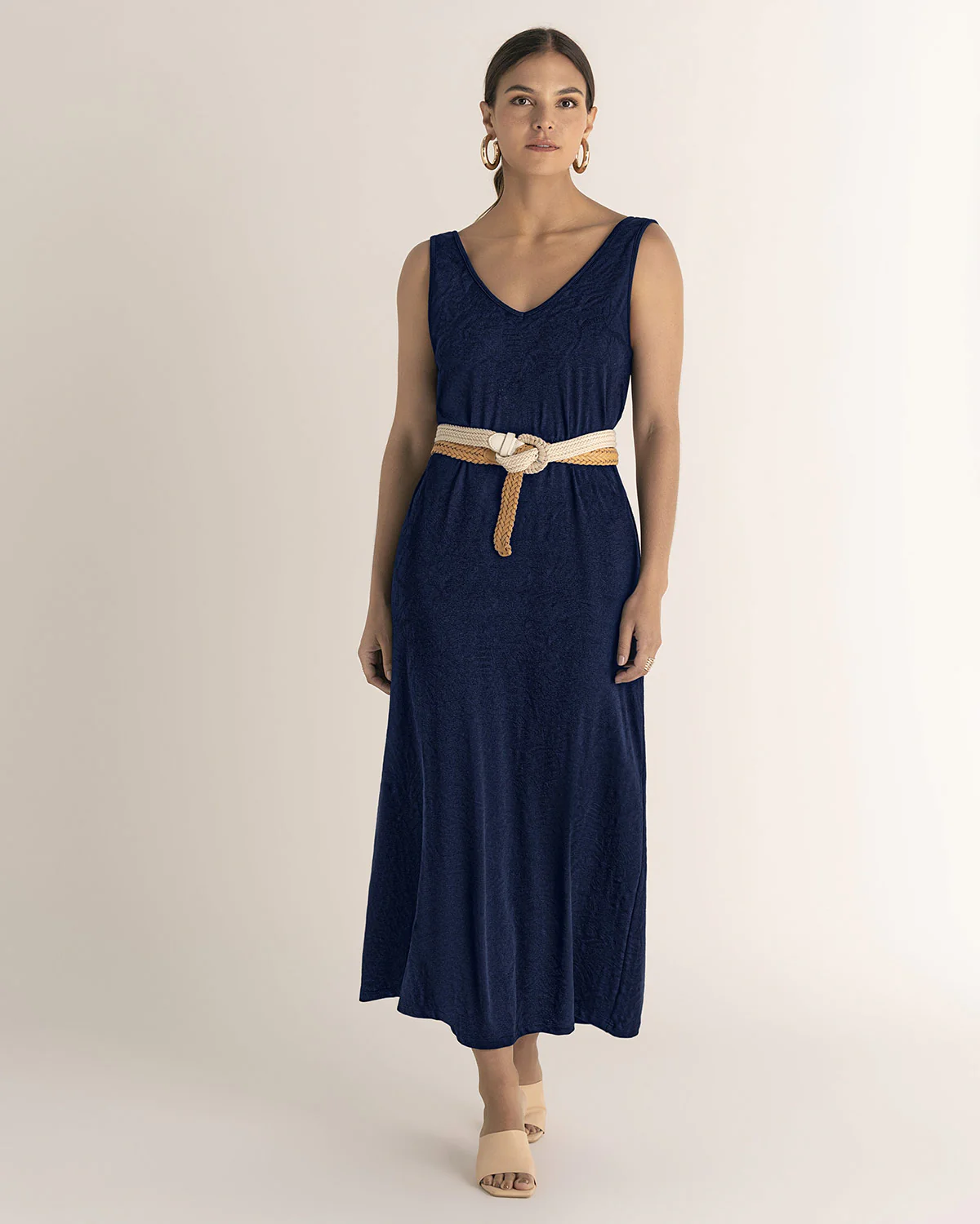 Vestido midi básico en tela con textura