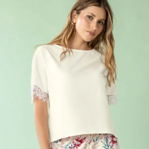 Camiseta con encaje en mangas