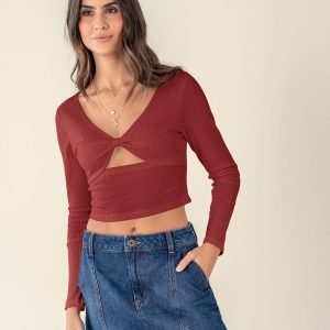Camiseta crop top con anudado y abertura en frente