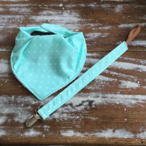 Set Babero Bandana ( algodón + towel ) y porta-chupetes